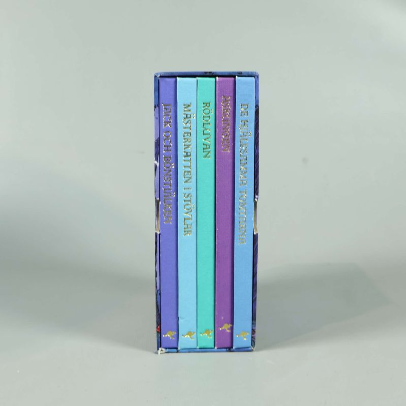 Sagobiblioteket box från sidan, alla fem färgade bokryggar synliga