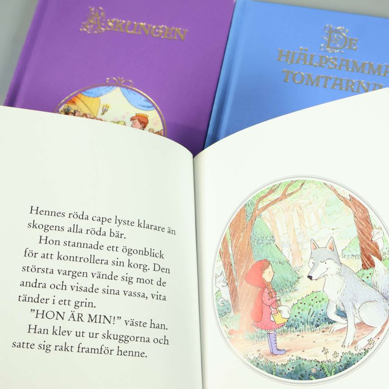 Uppslag med illustration av Rödluvan och vargen ur Sagobiblioteket