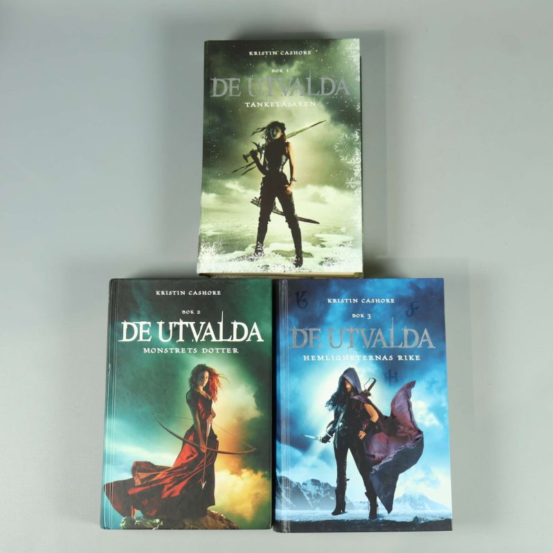 Omslag av De utvalda 1, 2 och 3 placerade på bord