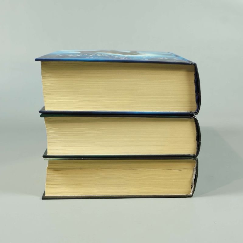 Sidor på tre böcker i De utvalda trilogin sedda från kanten