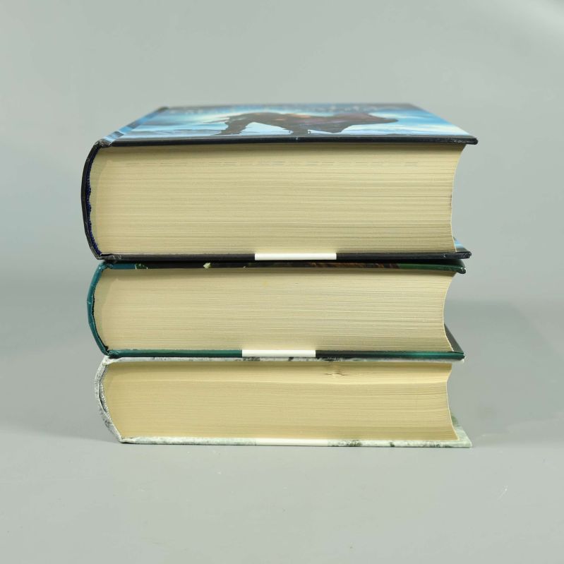 Bokryggar och sidor av De utvalda böcker från olika håll