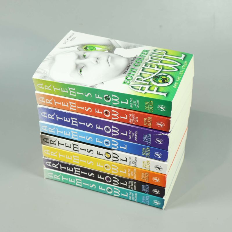 Staplad hög av åtta Artemis Fowl-böcker med färgglada ryggar