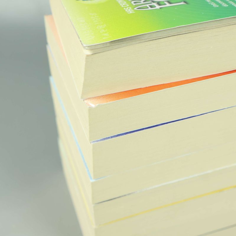 Närbild på hörn och kanter av Artemis Fowl-böcker med lätt slitage