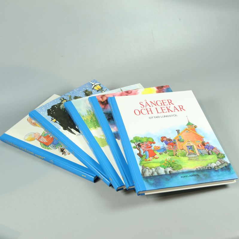 Fem sagoböcker utspridda med olika färgglada omslag