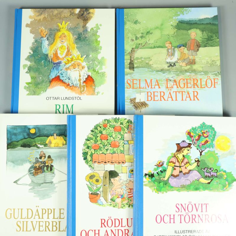Fem sagoböcker med olika omslag, bland annat Rim och Selma Lagerlöf berättar