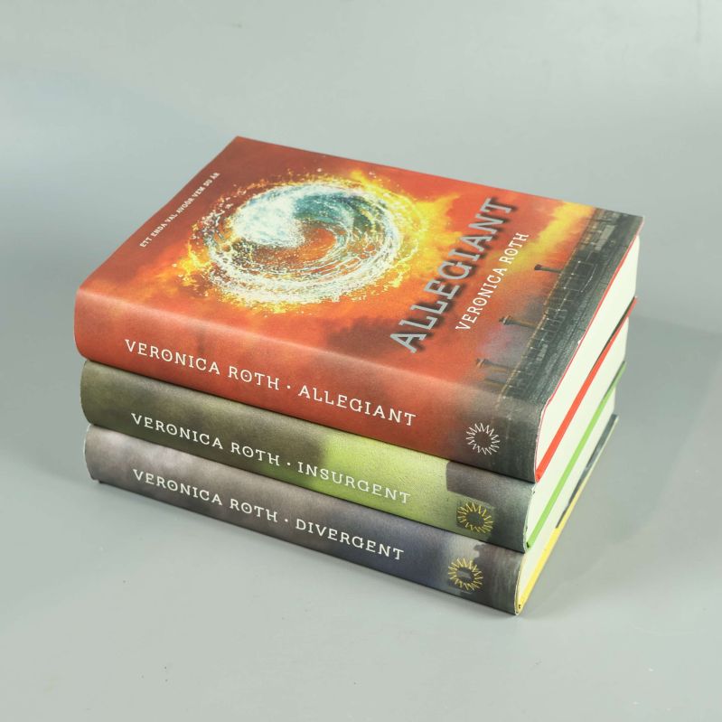 Tre böcker av Veronica Roth staplade med Allegiant överst