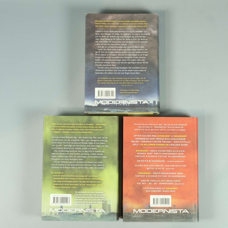 Baksidor på Divergent, Insurgent, Allegiant med texter och streckkoder