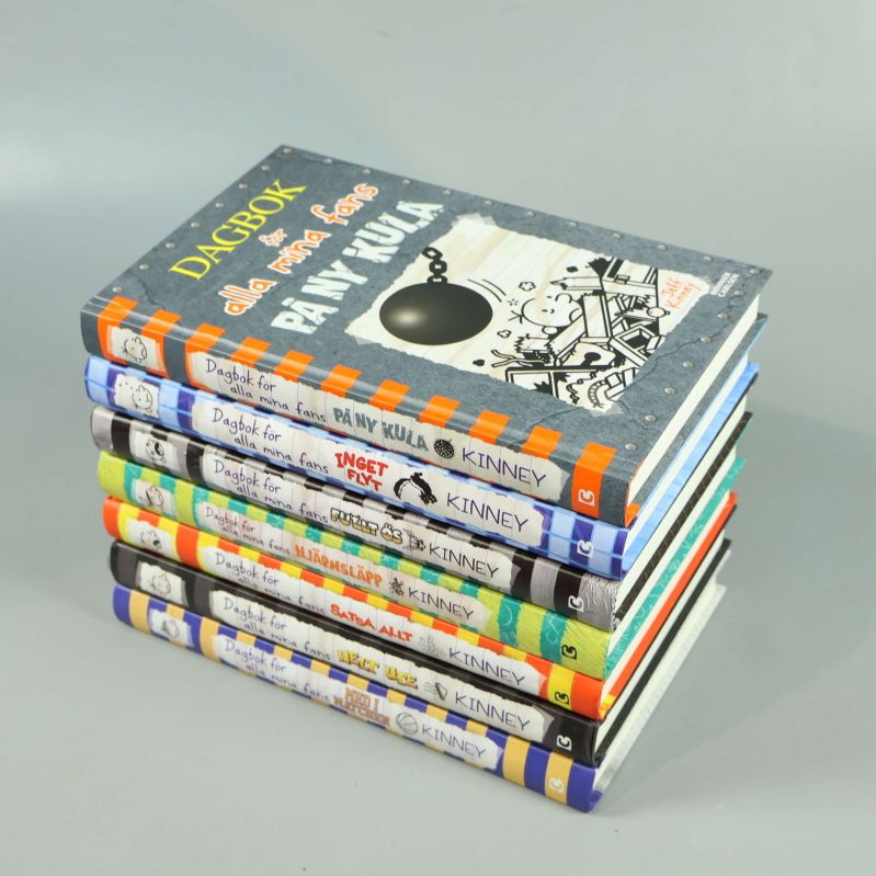 Hög med sju böcker ur Dagbok för alla mina fans-serien med färgglada ryggar