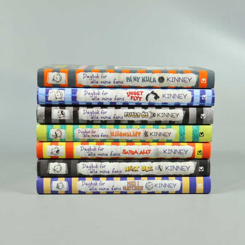 Böckerna Dagbok för alla mina fans staplade, ryggarna vända mot kameran