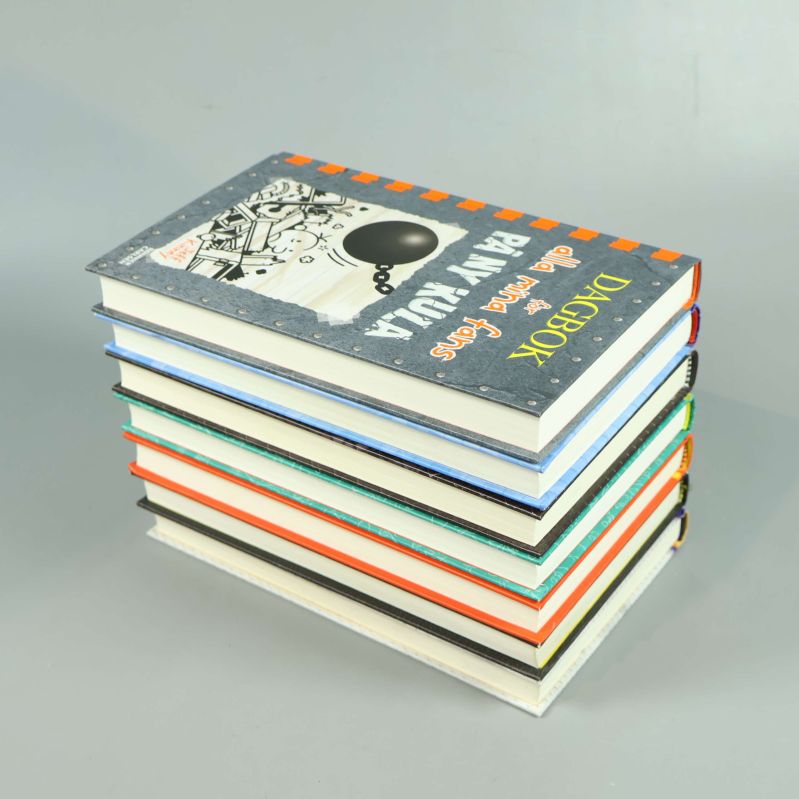 Sju böcker ur serien Dagbok för alla mina fans i en hög, sett snett uppifrån