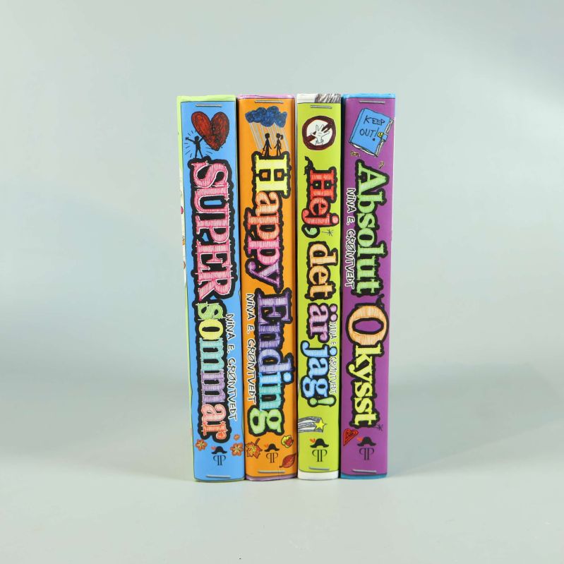 Böcker stående bredvid varandra med färggranna ryggar