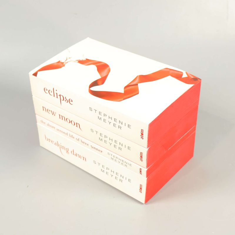Twilight-serien bokbox i vitt och rött med fyra böcker