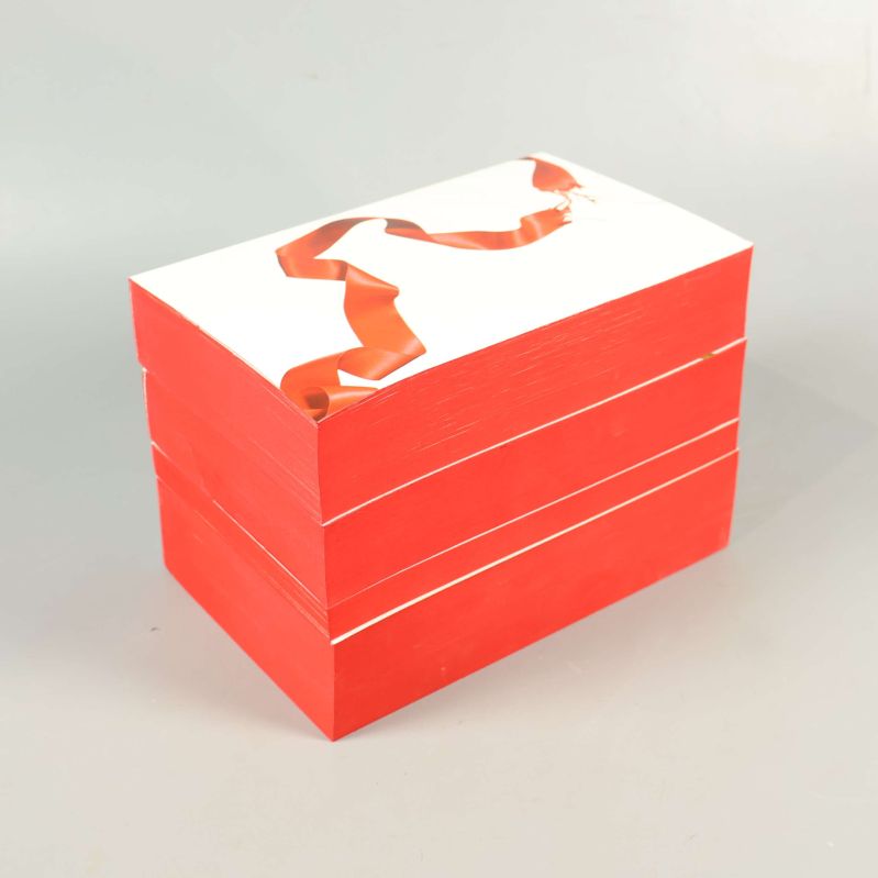 Bokbox med röda sidor och enkel modern design