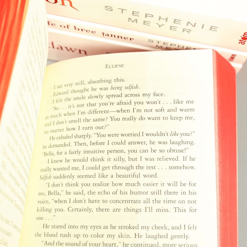 Uppslag med text ur boken Eclipse av Stephenie Meyer