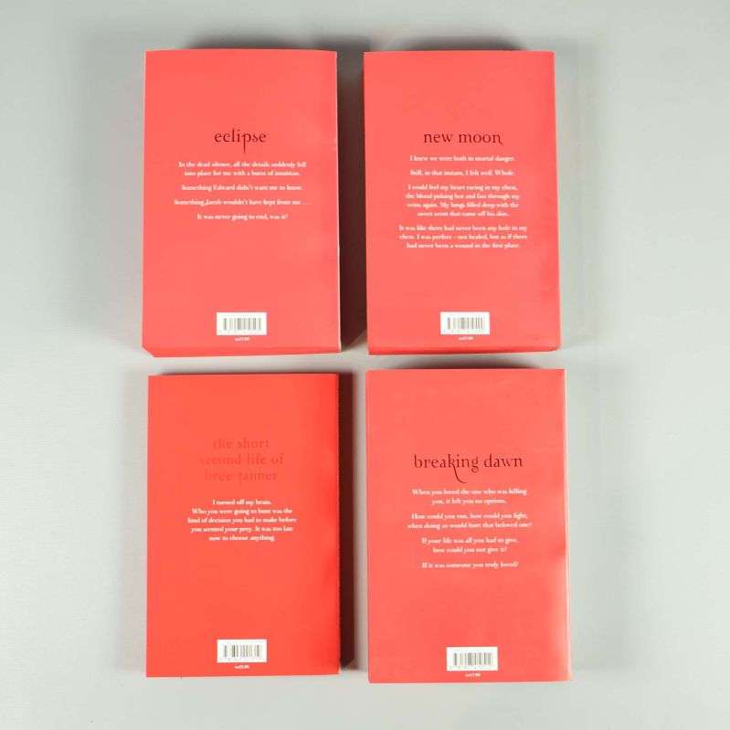 Baksidor med röda färger och korta texter, ISBN synliga