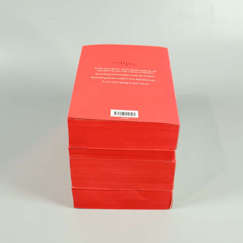 Sido- och baksidesvy på stacked Twilight-bokbox