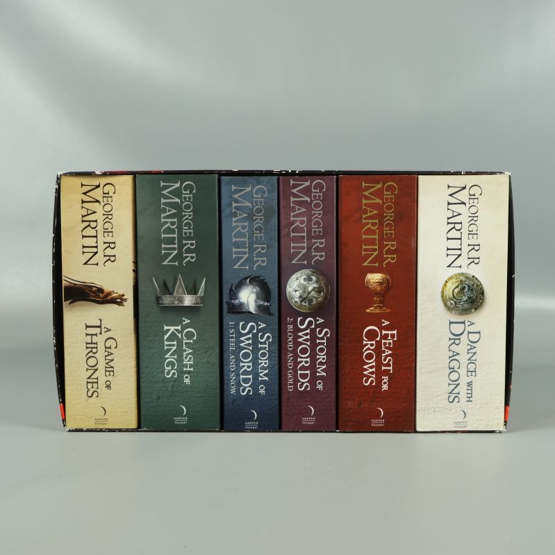 Bokbox med sju böcker av George R.R. Martin synliga från sidan
