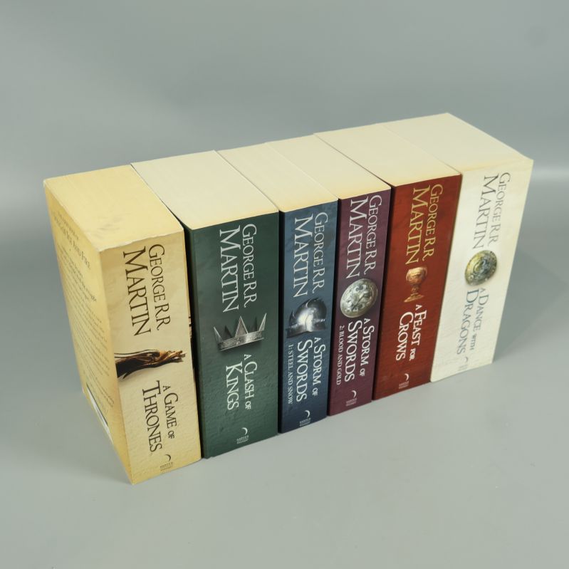 Sju böcker ur A Song of Ice and Fire-boxen uppradade snett ovanifrån