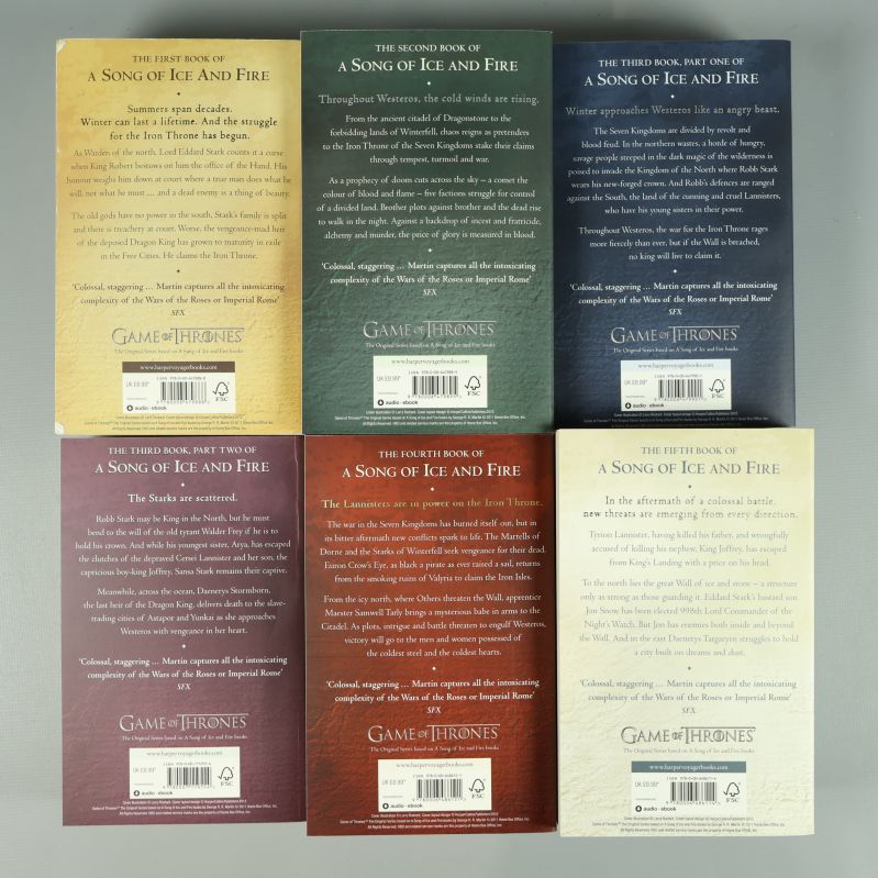 Bokomslagens baksidor med beskrivningar och ISBN för varje bok