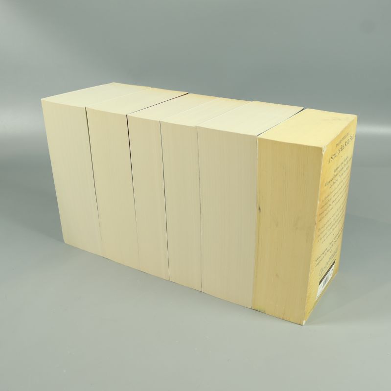 Bokboxens ovansida med synliga bladkanter och boxens baksida