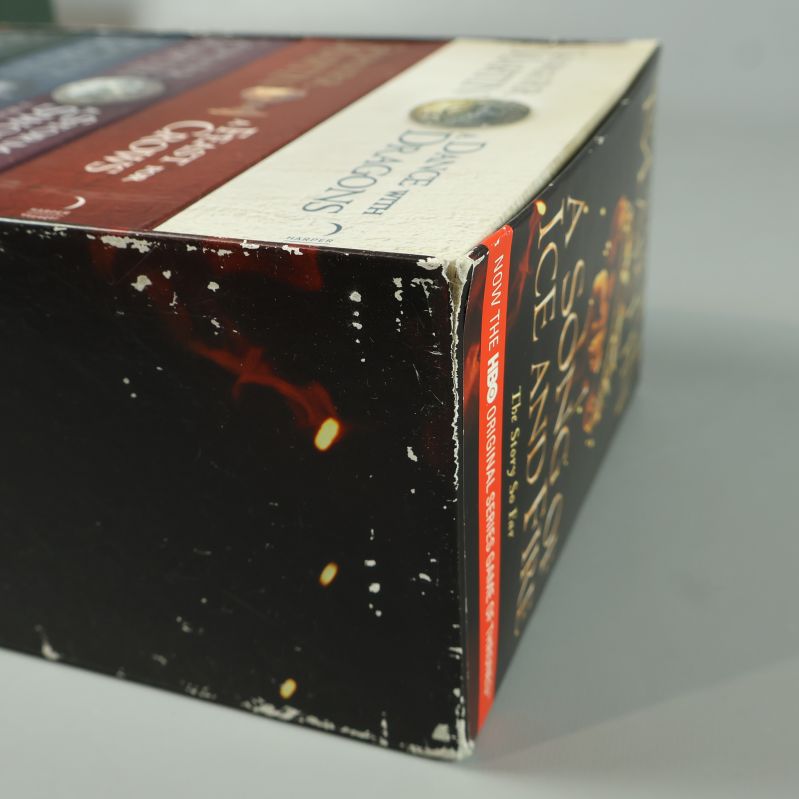 Närbild på hörnet av bokboxen med spår av slitage