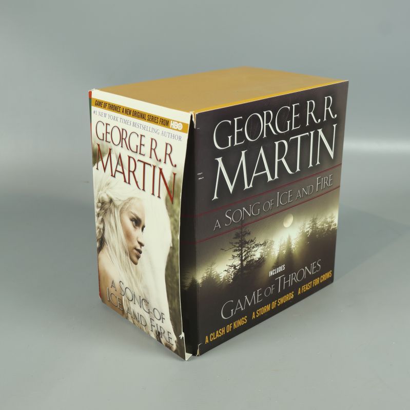 Sidan av boxen med A Song of Ice and Fire logga och motiv