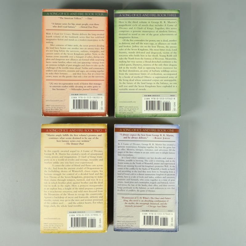Baksidor av fyra Game of Thrones böcker, visar ISBN-nummer och sammanfattning
