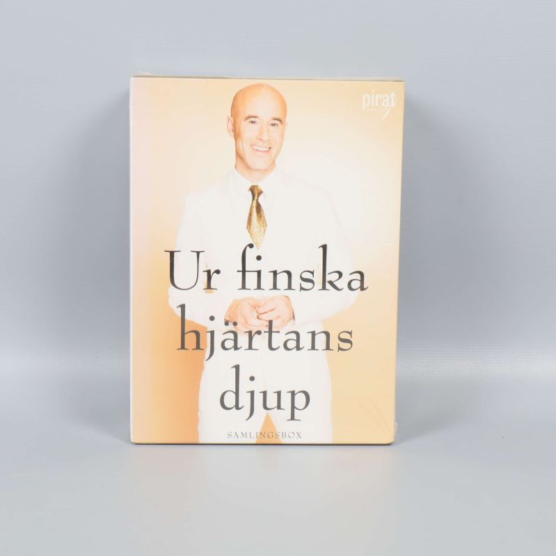 Framsidan av samlingsboxen Ur finska hjärtans djup med porträtt av Mark Levengood