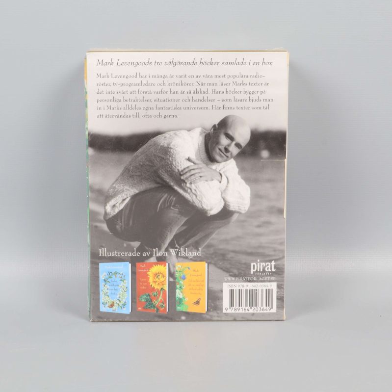 Baksidan av samlingsbox Ur finska hjärtans djup med författartext och illustrationer