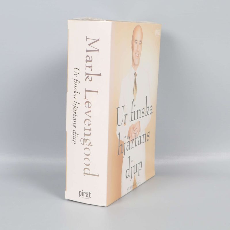 Samlingsbox Ur finska hjärtans djup visad från sidan, Mark Levengoods namn och titel synliga på ryggen