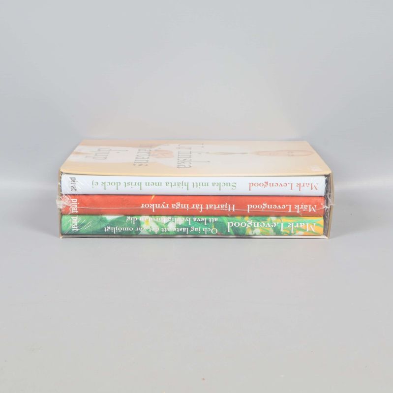 Boxen liggande med tre bokryggar: Sucka mitt hjärta men brist dock ej, Hjärtat får inga rynkor, Och jag läste att det var omöjligt