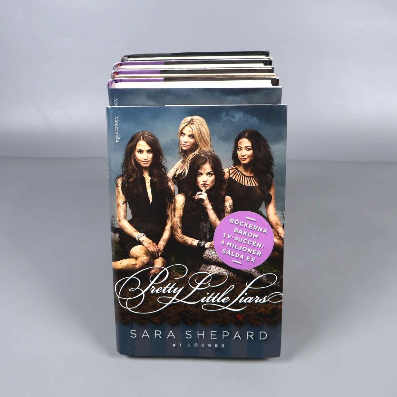 Fem inbundna Pretty Little Liars böcker stående med omslag synligt