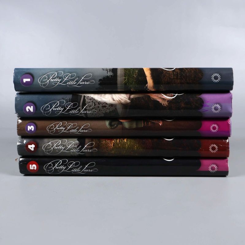 Ryggar på de fem Pretty Little Liars böckerna med numrering