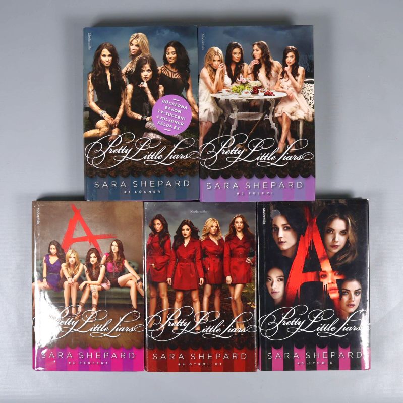Pretty Little Liars volym 1-5 upplagda sida vid sida med omslagen synliga