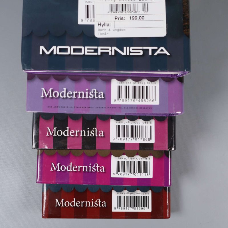 Närbild på ISBN-koder och Modernista logga på Pretty Little Liars böcker