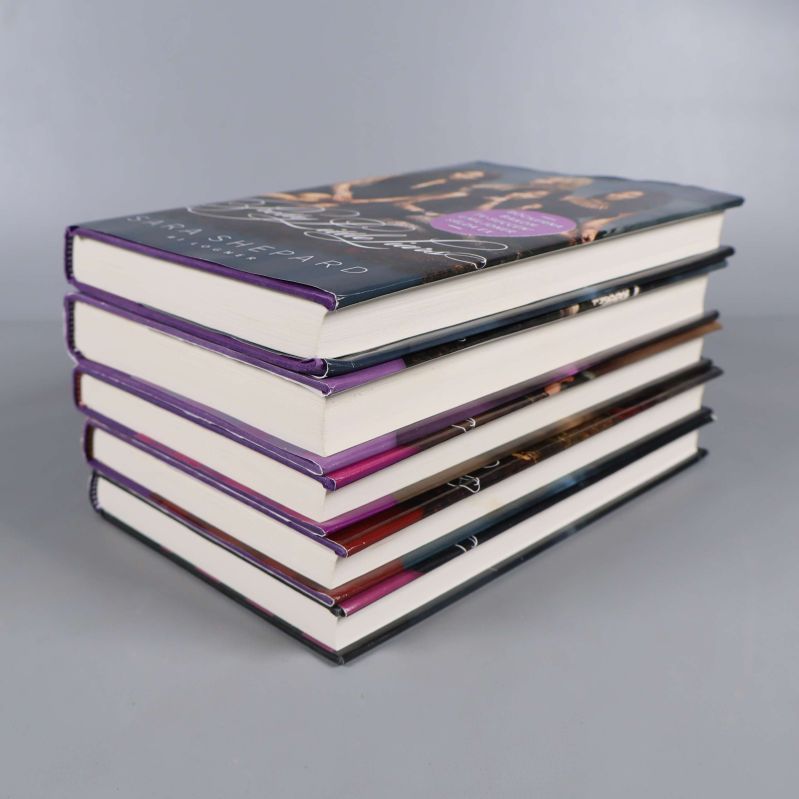 Hög med fem Pretty Little Liars böcker från sidan