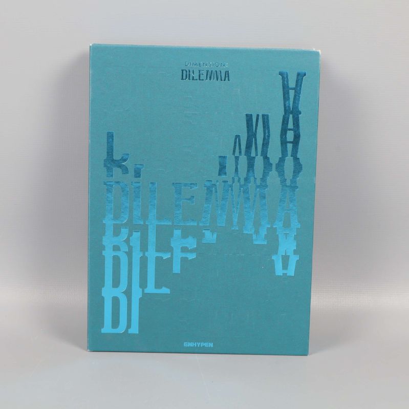 Framsida av Dimension: Dilemma album med metallic blått omslag och tryckt ENHYPEN