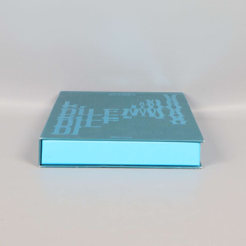 Dimension: Dilemma album liggande, visar rygg och boxens tjocklek