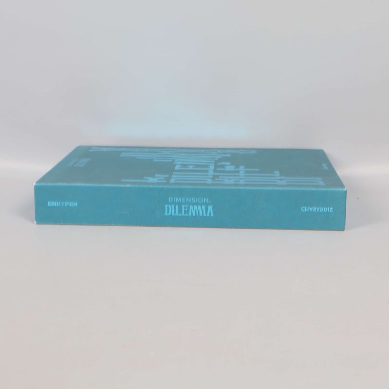 Rygg på Dimension: Dilemma album där titeln och ENHYPEN syns tydligt