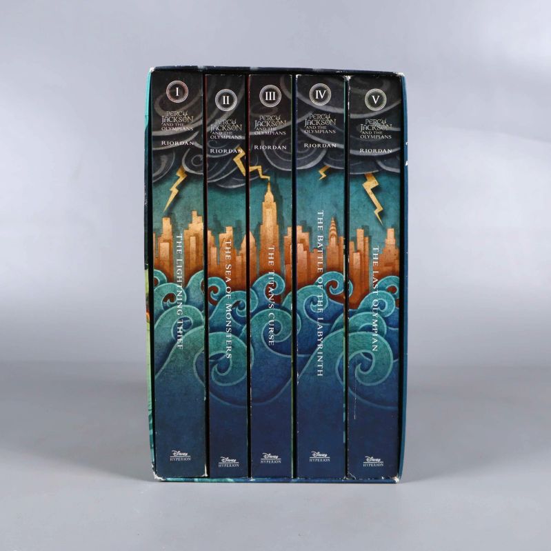 Ryggar av fem Percy Jackson-böcker med enhetlig design och numrering