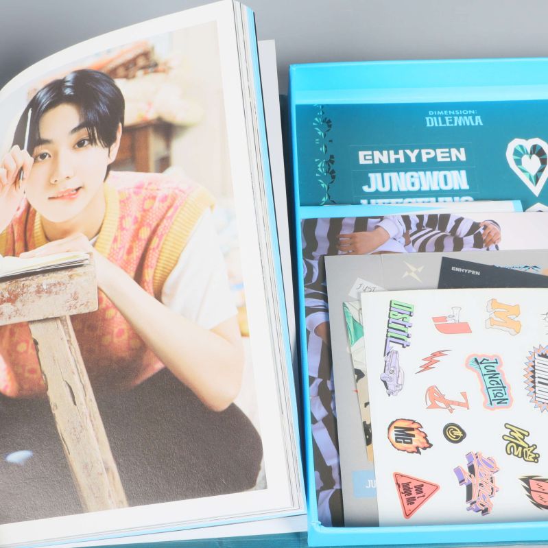 Albumets fotobok är uppslagen med idolbild och medföljande samlarkort och stickers