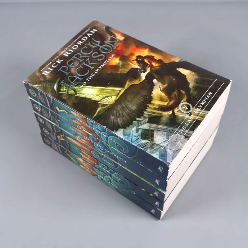 Böcker ur Percy Jackson-serien staplade, ovansidan synlig