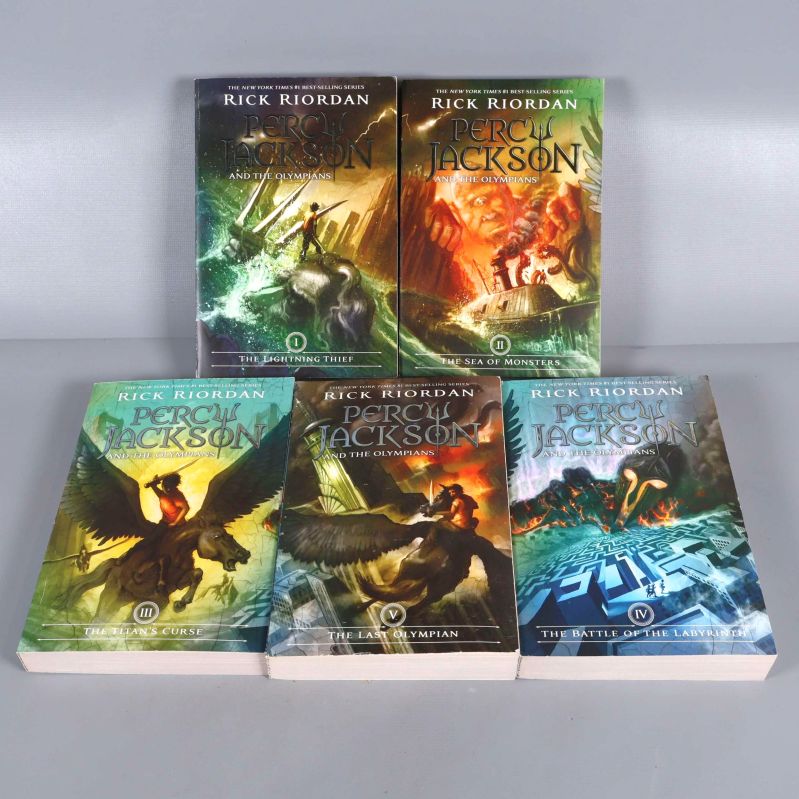 Framsidor av fem Percy Jackson-böcker utlagda bredvid varandra