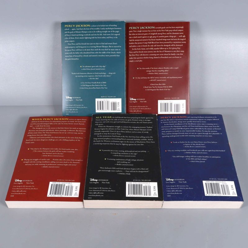 Baksidor av fem Percy Jackson-böcker med texter och ISBN-nummer