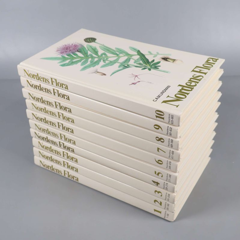 Tio böcker av Nordens Flora staplade med ryggarna synliga