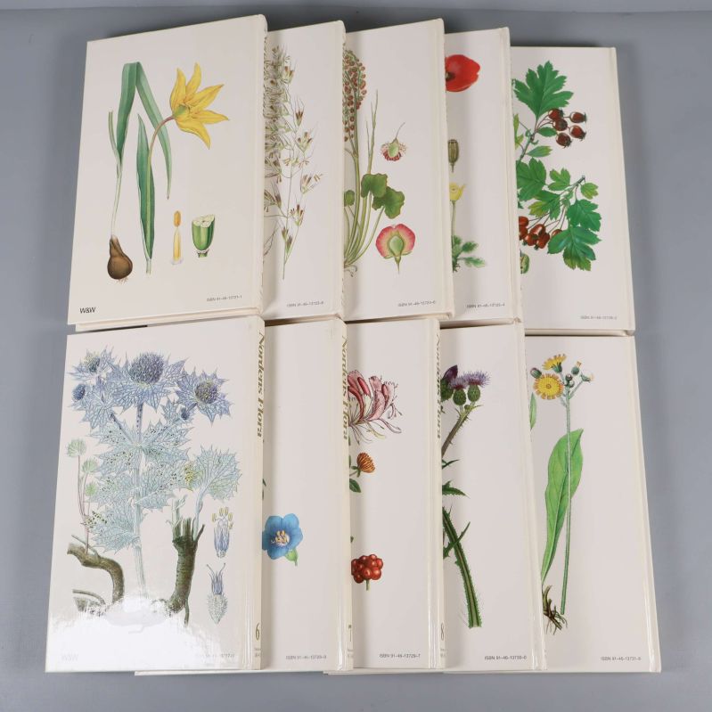 Böckernas baksidor med ISBN och botaniska illustrationer