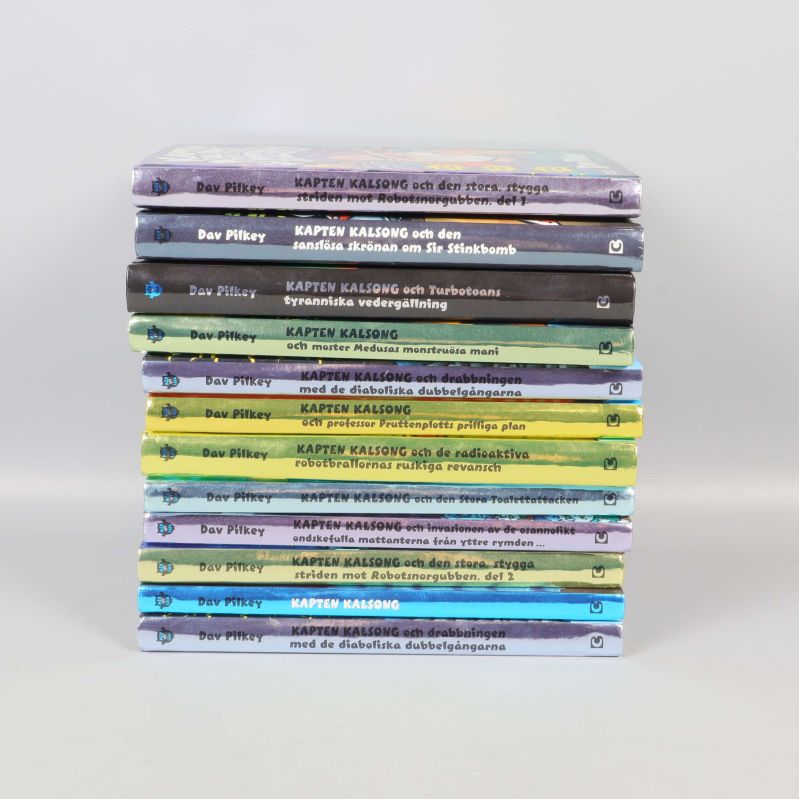 Titlar på ryggarna av Kapten Kalsong böcker staplade