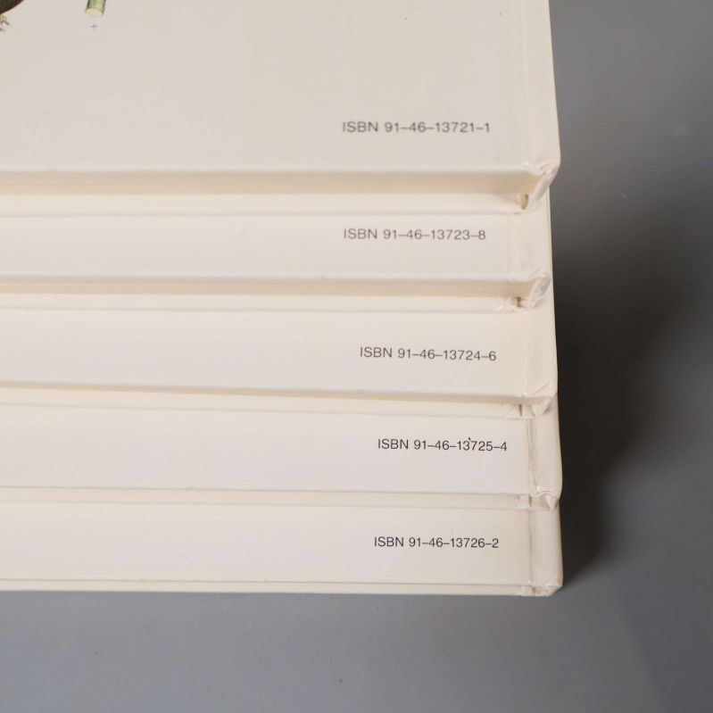 Närbild på ISBN-nummer på fem Nordens Flora-böcker