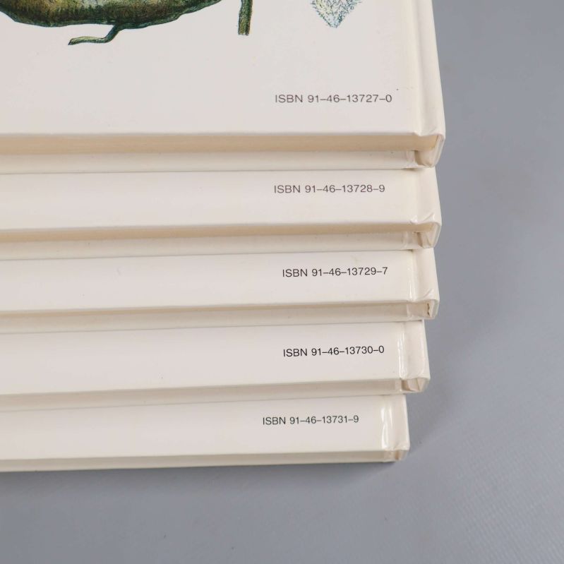 Närbild på ISBN-nummer på övre fem Nordens Flora-böcker