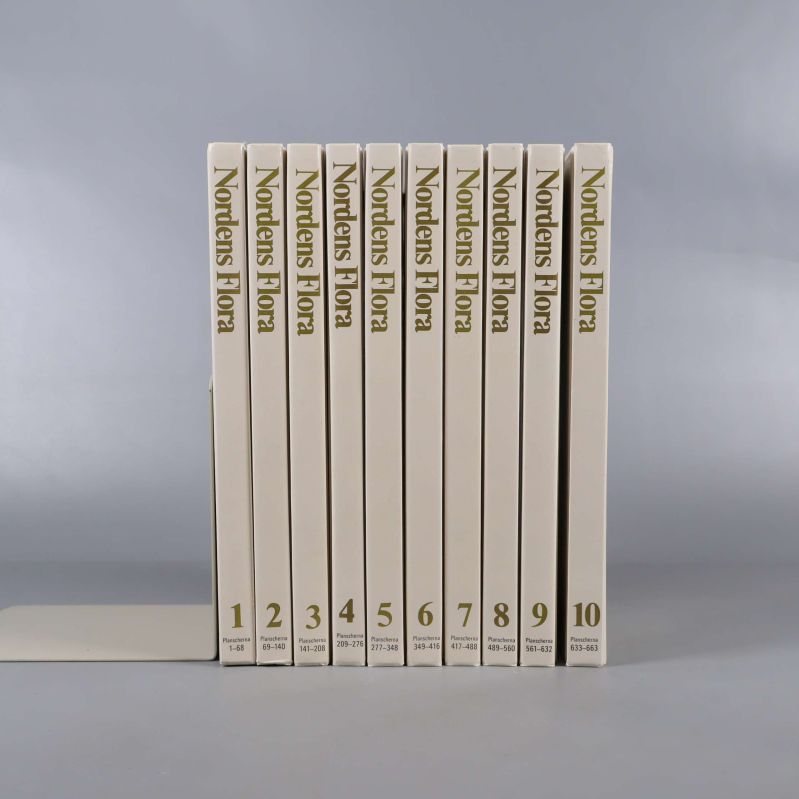 Alla tio volymer av Nordens Flora uppradade i ordning